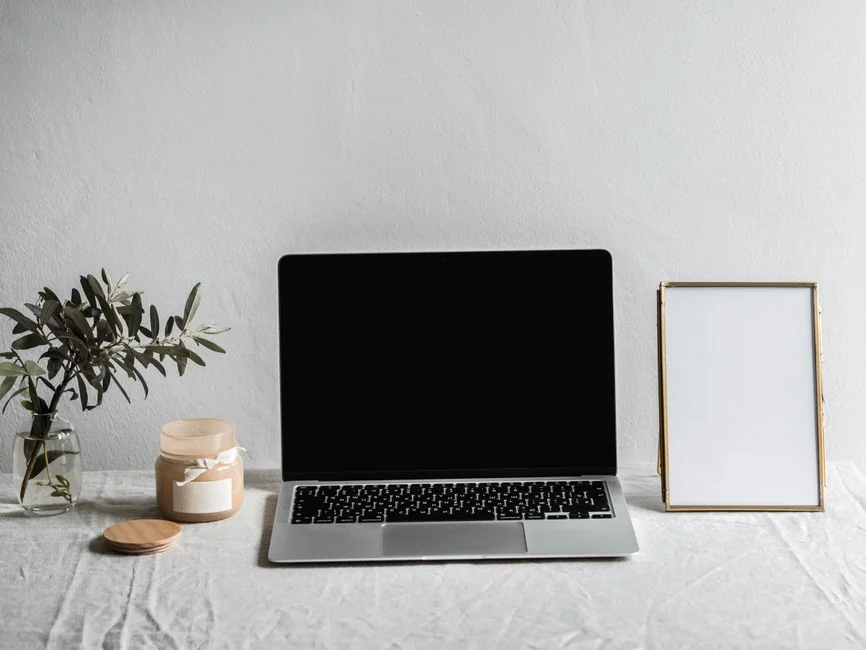 services-01 Une personne en train d’utiliser un ordinateur portable pour parcourir des sites de photos de stock. Travail en freelance dans un cadre chaleureux.